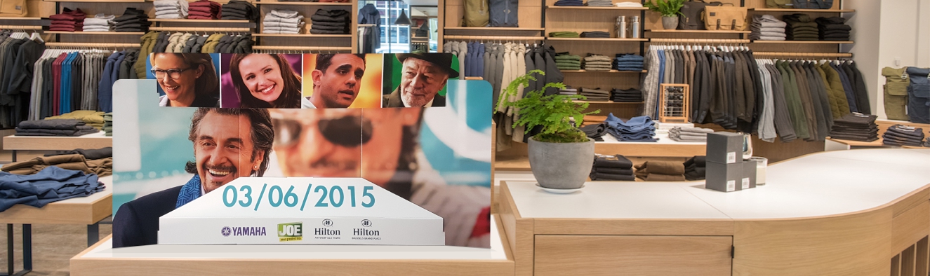 Tabletop mini standee