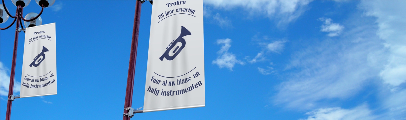 Baniervlag Polymesh rechtswapperend met karabijn haken met tunnel